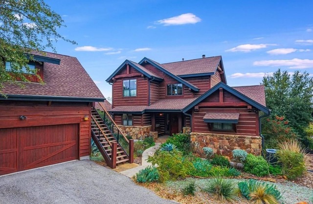 Lakeview Cabin w/Resort Style Pools, pickleball, N. Shore Marina on Lake Travis
