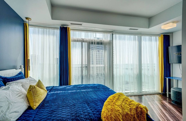 Lakeview CN tower PATH Apartment Downtown Toronto