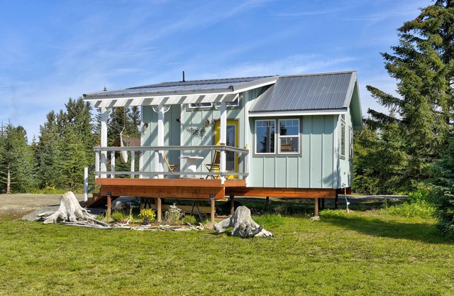 Lakeview Cottage-Fireweed Meadow Vacation Rental