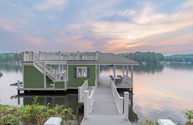 Lakin'ItEasy: Best Dock on lake, upper deck, and Boat slips open. Amazing Views!