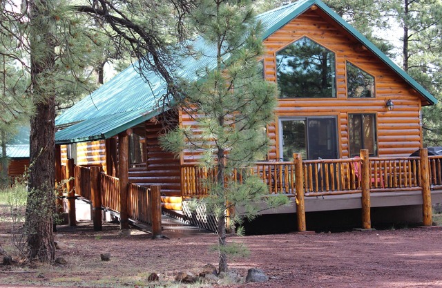 Lamar Cabin. Family & Pet Friendly! A short walk to the fabulous Greer Lakes!