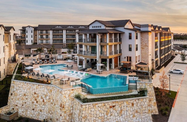 Landing | Spectacular 1BD, Pool, Clubhouse