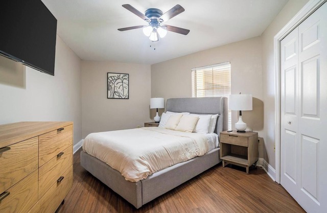 Landing | Stylish 2BD, Pool, Gym