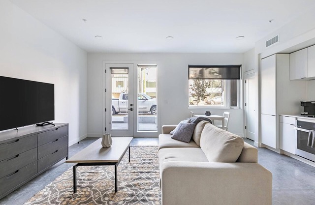 Landing | Stylish 1BD, Gym, Game Room