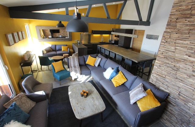 Large 14 pers ski in ski out apartment - 6 bdrms - wifi, bed linen, housekeeping