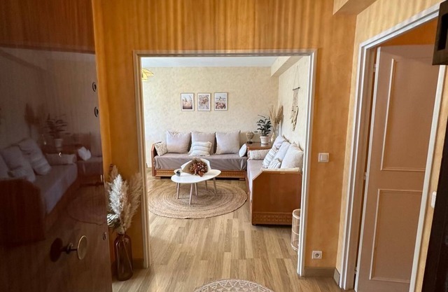 Large 2 bedrooms 65m2 air-conditioned in medieval village between Nice & Antibes