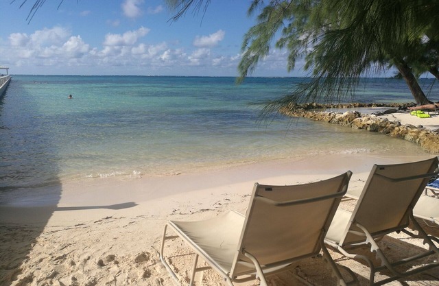 Large 2 bedroom & 2 bathroom condo with sea view terrace, 1 min walk to beach