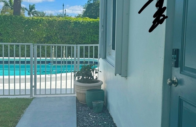 Large 2 Bedroom, Great for Traveling Professionals, Pool, Close to everything!