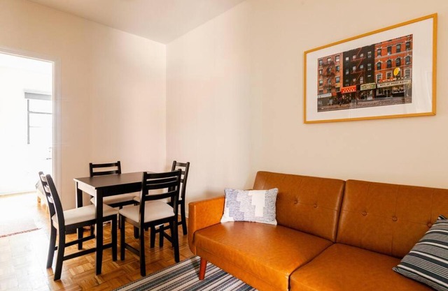 ✪ Large 2 Bedrooms ✪ Queen Beds ✪ Work Stations