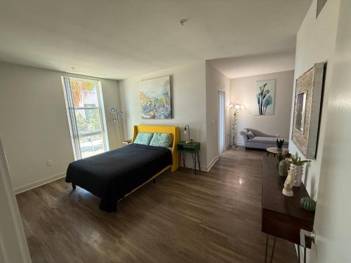 Large 2BR w balcony - DTLA!