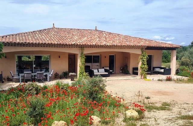 Large 3-bedroom single-storey villa with swimming pool