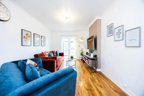 Large 4 Bed House Sleeps 8 Perfect for Leisure & Contractors by AV Stays