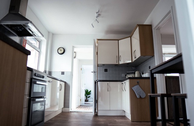 Large 4 Bedroom Property driveway & 3 bathrooms