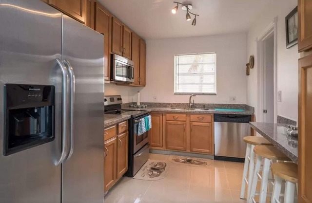 LARGE 5 Bedroom POOL HOME IN HOLLYWOOD WOW! plus POOL and more