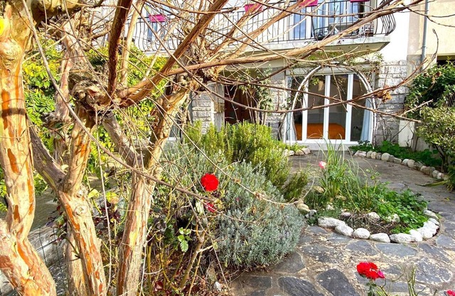 LARGE 65M² T2 WITH WIFI, GARDEN AND PARKING SPACE