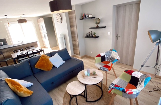 Large and Bright 2 Bedroom Apt 2 Steps From the Beach
