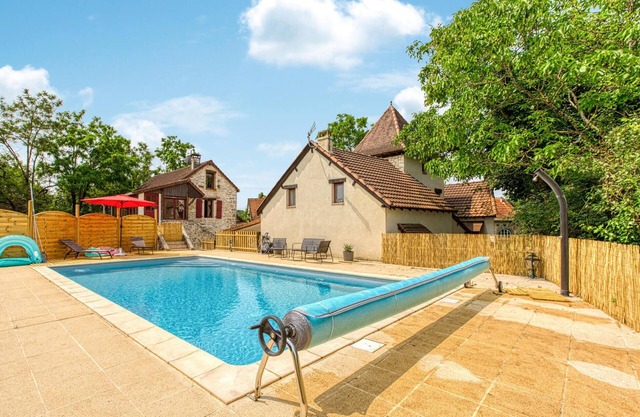 Large and welcoming stone house with swimming pool in quiet nature.