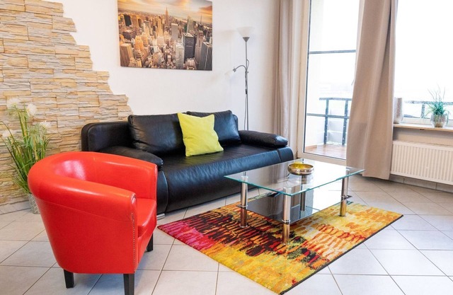 Large apartment (75m²), up to 6 people, quiet, close to the city center, south-facing balcony, parking spaces