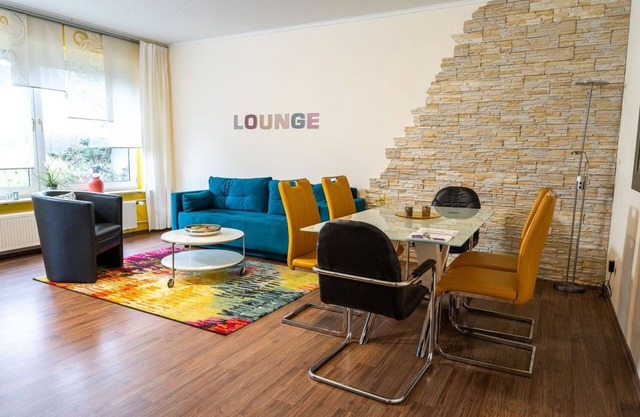 Large apartment (approx. 75 m²), quiet, close to the city center, south-facing balcony, free parking, WiFi
