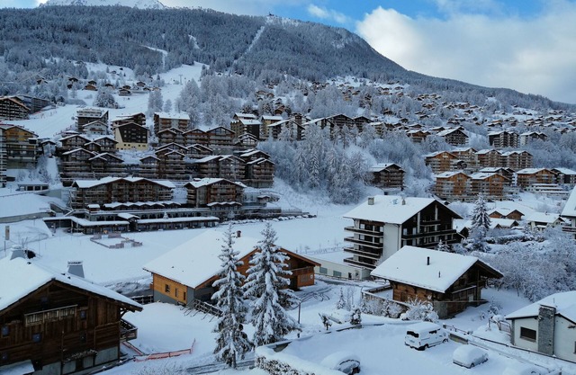 large apartment, stunning views, swimming pool, big kitchen, 412km of ski slopes