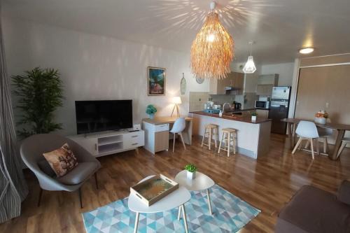 Large apartment with sea view and Papeete