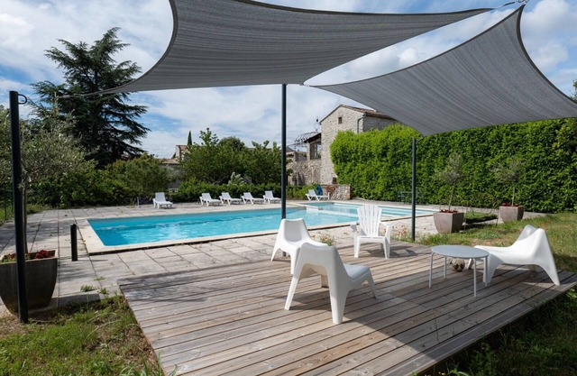 Large authentic house with swimming pool and tennis court