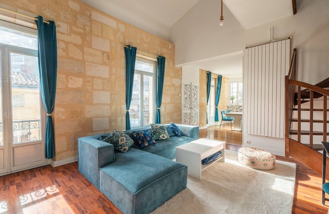 Large bright duplex in Bordeaux