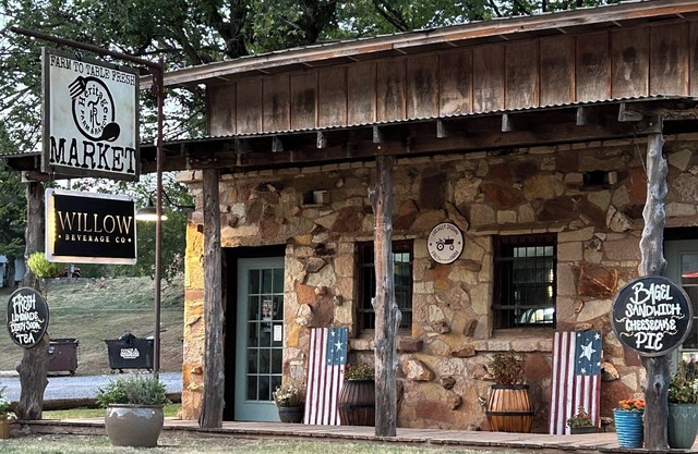 Large cabin retreat in downtown Medicine Park Walking distance Pet-friendly!