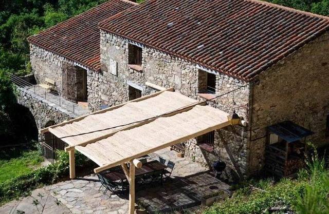 Large Catalan farmhouse in nature with swimming pool, peace and mountain views