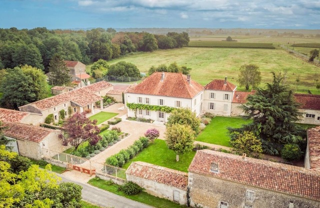 Large, charming estate with swimming pool, in the heart of the vineyards, 20 kms from the beaches.