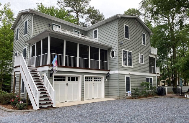 Large, comfortable house, 1 mile to the BEACH- restaurants in walking distance