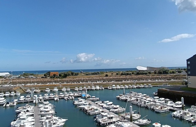 Large, cosy T2 apartment, fully renovated, sea view, ideally located