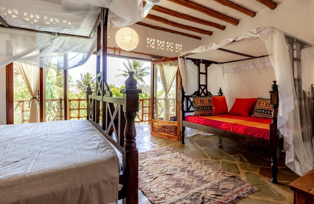 Large Ensuite Room in Luxury Villa with Pool