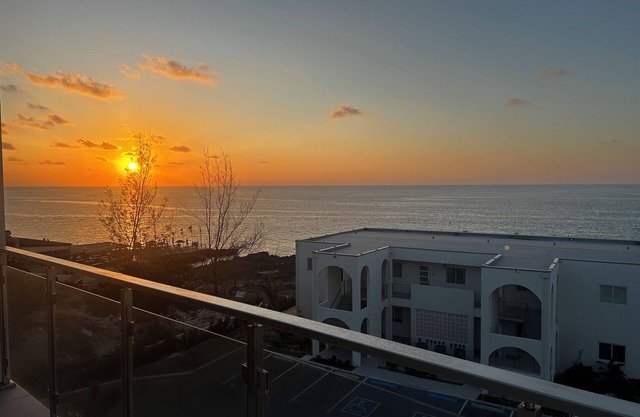 LARGE EXTENDED 1 BED 1.5 BATH 1100 SQ FOOT SEA VIEW CONDO