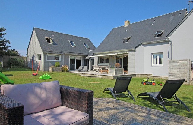 Large family house near beach with garden, bikes and activities