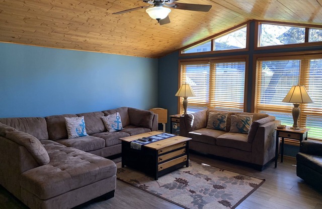 Large family cottage in Grand Bend