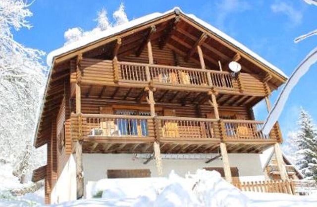 LARGE FINNISH CHALET, 10 PEOPLE, 7 MINUTES' WALK FROM THE SLOPES, QUIET, COMFORTABLE,