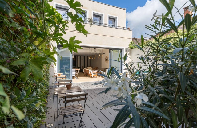 Large guest house with parking, terrace and jacuzzi in the center