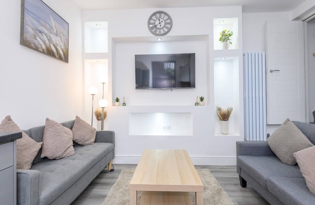 Large & Homely Retreat in Leeds | Pass the Keys