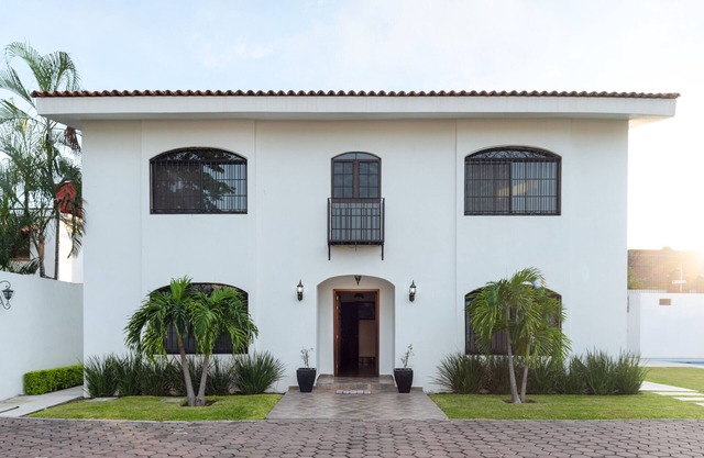 Large house in gated community walking distance to downtown.