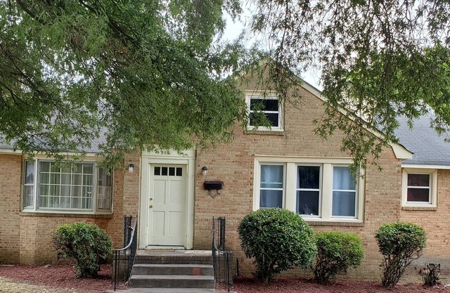 Large House Near Ferry to Waterside, Colleges, NNSY, Naval Hosp. & New Casino!