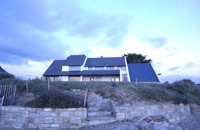 Large house overlooking the beach with 180 ° ocean views.