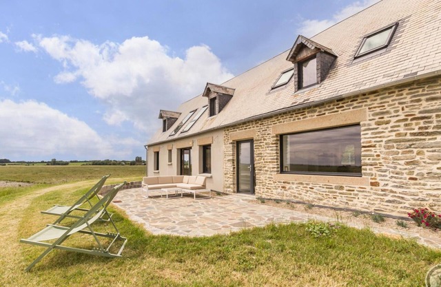 Large house with garden, terrace, WIFI, parking, and stunning view
