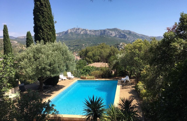 LARGE HOUSE WITH POOL AND BEAUTIFUL VIEW