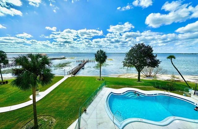 Large Lakefront Condo in Downtown Sebring Close To Sebring International Raceway
