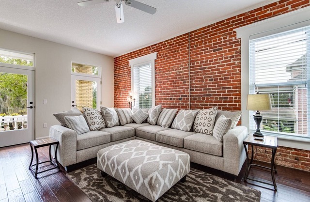 Large Loft w/Balcony, Shared Patio w/Hot Tub, BBQ