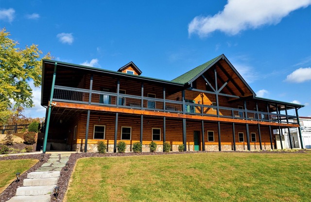 Large Log Cabin Near Luray Shenandoah National Park Mountain View up to 30 GUEST