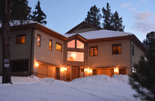 Large, luxury cabin, sleeps 19 with a gourmet kitchen, hot tub & fire pit