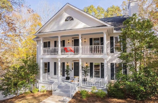 Large Luxury House, King Beds and More, Hot Tub, Theater, Fireplace, Game Room, Ping-pong, Pool Table, Air Hockey, Arcade, River, Big Kitchen, Nice Porch, Quiet, Good for Families and Large Groups, Near UGA Golf Course, Close to UGA & Stanford Stadium
