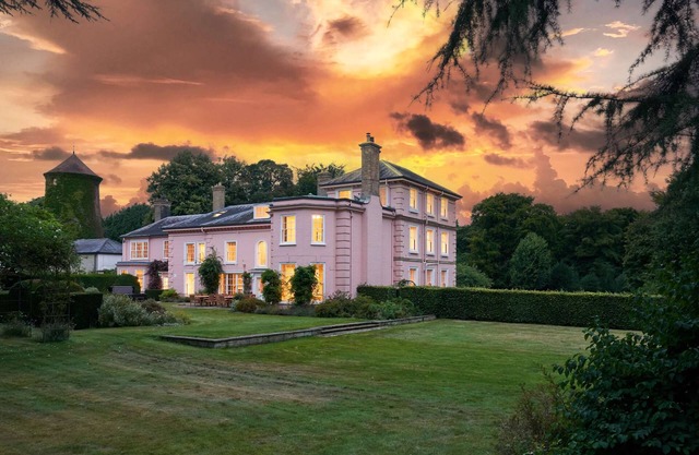 Large Manor House with Pool, Hot Tub & Gardens